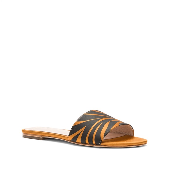 RAYE - Picture 1 of 7